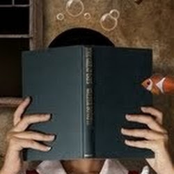 Libri, libri e ancora libri!
Recensioni, curiosità, rubriche, anteprime... e qualsiasi cosa passi per un cervello fatto di pagine invece che di neuroni!