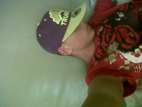 I like house music and love 2 party
