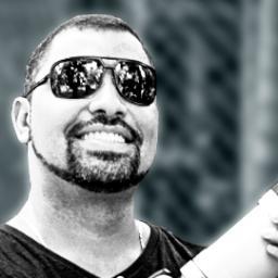 Fotógrafo, Designer, Internauta, GadgetManíaco, Político e debochado.  Ao entrar, traga alegria. Ao sair, deixe saudades.