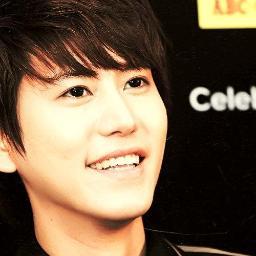 สวัสดีครับผมบอทคยูฮยอน ～○(。`・Д・) มักเน่ซูจูเวอร์ซึ.  ผมไม่ได้เป็นรองใครในหมู่ฮยองเลยนะครับ 5555555555.
