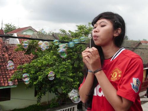 Terkadang kamu tahu bahwa kamu mampu menghindar rasa sakit, namun kamu juga sadar bahwa cintamu lebih berarti dari rasa sakit.