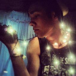 Estudante de Direito, 18 anos, Musicista, Adoro tocar e cantar, e aproveito o maximo da minha viida!! e foda-se o resto!