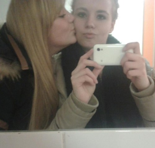 Mijn leven is lol maken met mijn beste vriendin @Anitaaaaax
En bij mijn lieve vriendje en ouders zijn (ll) 
Zingen Paardjes (ll) LoveformyhorseNowell (ll)