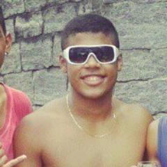 um cara do bem que gosta de sair e é apaixonado por futebol
