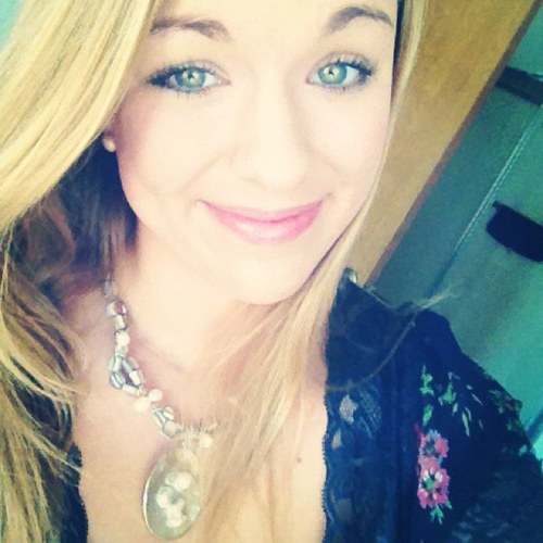 Hiiii, i'm Callie, my tweets are lame but im alright, i guess. follllow meeee, i folllow most backk ;)
