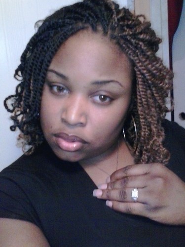 Hmmmm abt mii.... Im 22, yearsz of age..im gay ii lv da raiinbow....im a singer...plain n simple im mii ..