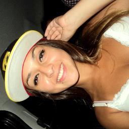 Vence quem passa por essa vida rindo. E se o preço que se paga por ser um pouco feliz é ser um pouco idiota, dane-se.