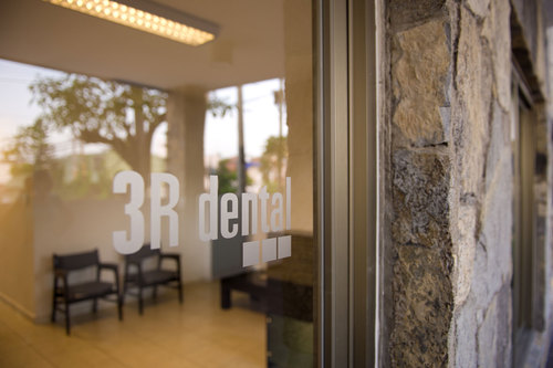 Somos un consultorio dental que ofrece sus servicios a la salud bucal con casos más especializados en el área de odontopediatría y periodoncia.
(229) 100 25 95