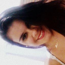 A menina que usava o all star tradicional e uma bermuda brega, mais que hoje solta seus cabelos e desfila pra causar inveja.  http://t.co/p7cUmCmr?