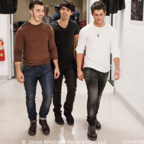 xLoveJoBros's profile picture. It's easy to have a role model but it's hard to keep one. I will always keep mine. - love @ArianaGrande and @LizGillies ♥