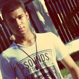 Meu nome é Maýkesullivan tenho 17 anos. Sei lá , gosto de tirar foto, dançar, cantar, brincar, passear , conhecer pessoas novas , beijar e ser feliz!