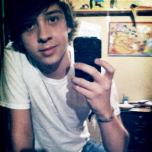 Im the chillest person you'll have the pleasure to meat. I love females man;) flirting is probably my fav thing to do.