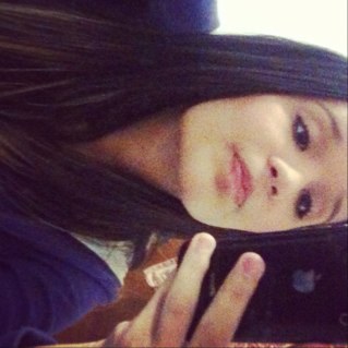 Uberlândia, geminiana, 16 anos, chocolate, esmalte, fotos, cabelo, make, sorvete, animais. Segue ai *-*