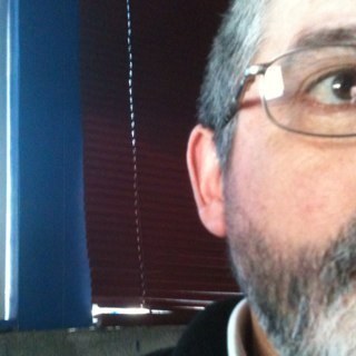 Felizmente casado, padre de dos hijos, católico,  de derecha.