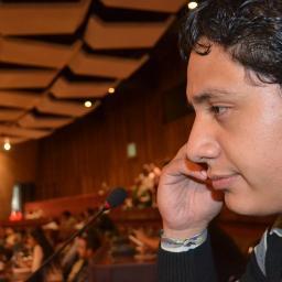 ...Doy la cara al enemigo y la espalda al buen comentario, porque el que acepta un halago empieza a ser dominado...