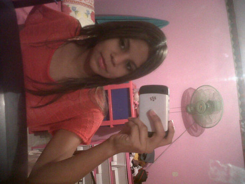 Soy una niña linda. No le sinpatiso a mucho pero k va soy feliz sola no me hace falta nadie  :)