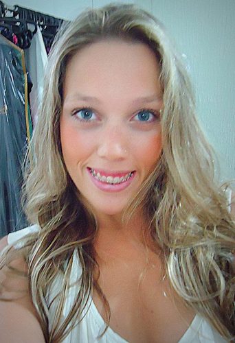 A menina que sofreu, caiu, aprendeu, lutou, venceu, perdeu, hoje já é uma mulher que conhece a realidade e batalha pela felicidade!!