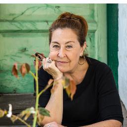 Soy ( o lo pretendo, lo intento) actriz.Me apunto a un bombardeo por aprender...Tengo sed de teatro.Entré en este mundo a los 52 años por una prejubilación...