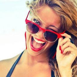 Fotógrafa, modelo y estudiante de diseño y moda, adoro la playa, los animales, viajar y divertirme en todo momento, Soy una luchadora, soñadora e inconformista.