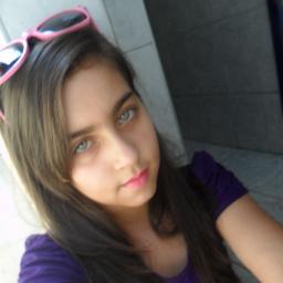 Sou aquela menina que tem horas que age como louca .Aquela que tem uns momentos em que é A patty e outros emo mais deprimida,mas não deixa de ser original !