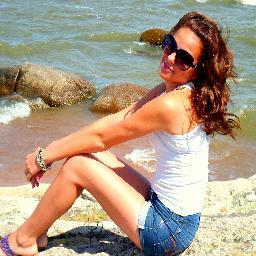 Ela é poderosa simples e graciosa menina delicada insegura, bondosa porém sonhadora... :D gostou? Segue aí *-*