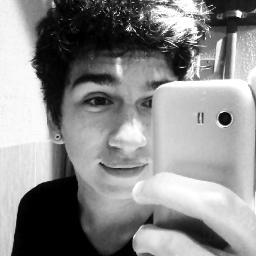 rico, britânico, famoso, lindo, alto, engraçado, mentiroso.