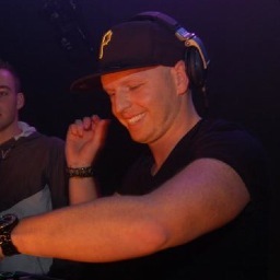 DJ (from techhouse2 DnB 2 deathmetal), music-addict, teacher, immature (2 some) couple #Klaske #son Evan, doin' my thing...