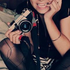 Amo fotografar, ouvir musica a todo volume, aprendendo a andar de skate e viciada em comida japonesa. Me odeia? Azar é o seu... FODA-SE!