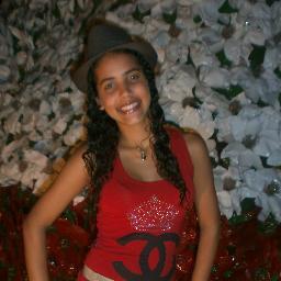 Uma pessoa algre.. muita amiga... Um ser-humano que erra,luta,sorrir,brincalhona... E aos dias de domigo estou na casa de Deus.... Louvando!! isso e muito mais!