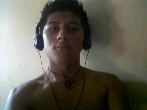 Soy un chavo q me gusta aser amigos x eso sigueme y los sigo xfis kiero conoser mas personas :)