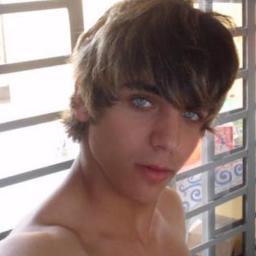 Soy un maldito en busca de un amor,sencillo, amante de la buena musica, el arte y el skate a morir :) en busca de una sexy #nenemaniatica