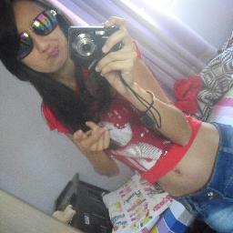 Amo estar bem adoro moda, amo chocolate e meu namorado .. Gosto de fazer novas amizades , ... sou uma pessoa tranquila .