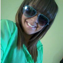 Kelly Santiago, 13 anos, leonina, bipolar, chata, ciumenta, gorda, feia, apaixonada por voleibol, ‎@katyperry, cachorros, chocolate, música, sapatos, mãe.