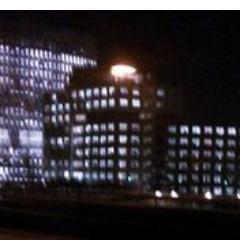 Erger jij je ook aan kantoren waar 's avonds onnodig licht brandt? Twitter ons een foto met naam en plaats en vraag: #maghetlichtuit ?!