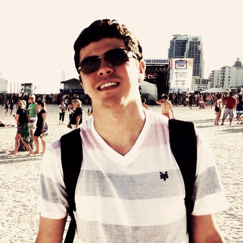 Administrador, 24 anos, Rio, Luv Drums and Music,http://t.co/maon5n1ofF (http://t.co/6dsRtk7Gfz) ♫