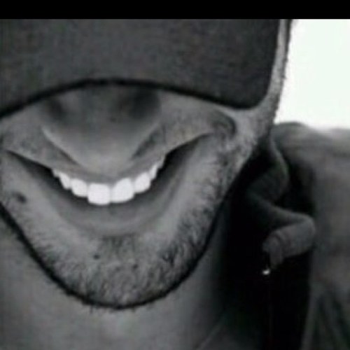 كل شـي حلـو من الآخــر أحـب أعيـش يـومي. kik:wa7danny1