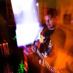 Músico, compositor y productor. Ingeniero Industrial y de Sistemas, profesional en la Dirección de Proyectos. Dios siempre primero, todos somos iguales.