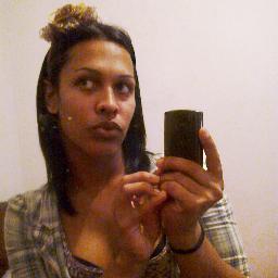 Sou simples como uma folha caida no chao se souber me levar é como o vento e a folha sou maleavel e vou mas tbm me despedasso com muita facilidade!