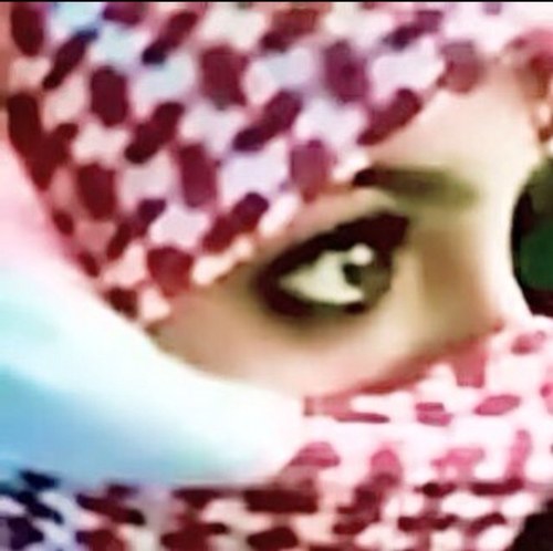 لعېونهآ وبعېونهآ وفي عېونهآ ېحلآ القصېد ♡