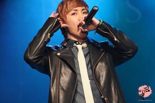ฮัลโหลลล ผมคือชากุนแห่ง Electroboyz ผมหล่อมากเพราะพ่อให้มา .เสยผม ผมทำอะไรก็ดูดี .ยืนเกาตูด ผมหล่อมั๊ยครับ?