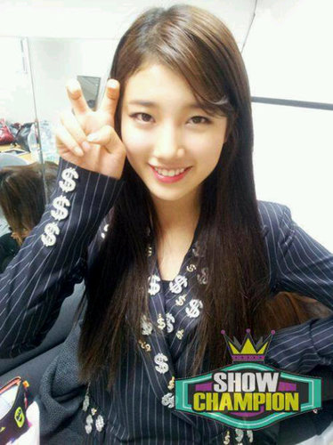 Hi~! Suzy from the miss A ! follow our AQ Entertainment twitter @aqeofficial and my girls @missA_fei,@missA_jia and @missA_min ☞ Real Suzy @MissA_suzy -