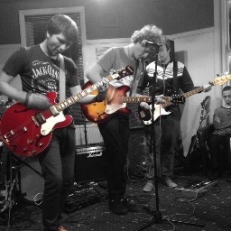 Rock n Roll band from Retford. Massively influenced by Oasis, Arctic Monkeys & the Libertines  ||
check out our stuff on Soundcloud: https://t.co/XSH88kHQ