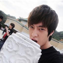 หนีห่าว!!ผมคิโด นักเต้นเท้าไฟสุดเจ๋ง!! แห่งHIT-5 :) เป็นคนต๊องบางเวลา ผมไม่หยิ่งนะ รักผมก็ฟอลมา #ยินดีที่ได้รู้จักฟลว.ทุกคนครับ #Smile:)