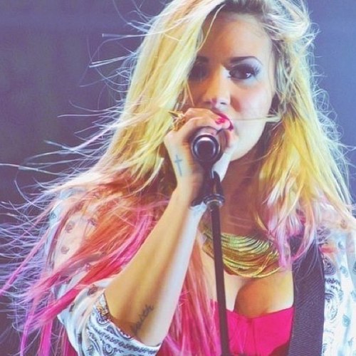 Guy #lovatic. Demi is so flawless. Wish i was a #lightweight like her. Also love #BSB. Habla Español, me gusta Shakira y Don Omar. Stay Strong