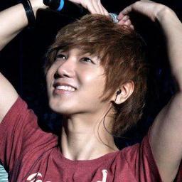 eu amo mto k-pop mas sou apenas uma iniciante nao sei mto sobre sobre amo tdos os grupos de k-pop claro os q eu conheso mais ainda estou aprendendo