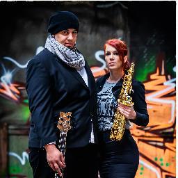 BASSAXloopgroup's profile picture. In dieser minimalistischen Besetzung gestalten Andrew TheBullet Lauer und Michelle Labonte Popsongs und Eigenkompositionen auf ganz spezielle Art. BASSAX