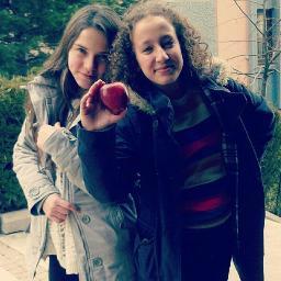 iromhilool's profile picture. Şimdii şu resimde görmüş olduğunuz güzel kıfırcık kııız Hilaal∞  Şu yanındakii düz saçlı kız da ben İreeem ∞ ELMA VAR YEN Mİ?