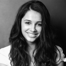 I love lemoniade mouth and Naomi scott:-P