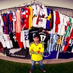 Coleccionista de camisetas de fútbol. Hincha a muerte del Cúcuta Deportivo.