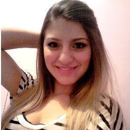 Debaixo da maquiagem e por trás do meu sorriso, eu sou apenas uma menina que deseja o mundo...